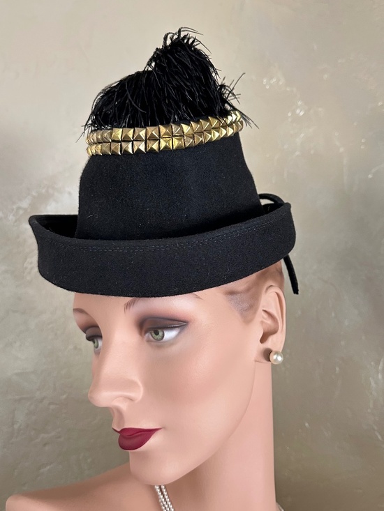 DAPPER 1940s\' BLACK FELT TILT HAT + GOLD STUDS & FEATHER main image 14